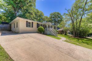 Fenced Backyard and Spacious Living Areas - Cozy Chic Escape Apartments, Columbia