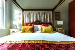 The Suite, 82 Cathedral, Private Parking Hotel