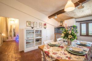 Apartment in the Heart of with Views over the Hills and Wi-Fi, Radicondoli