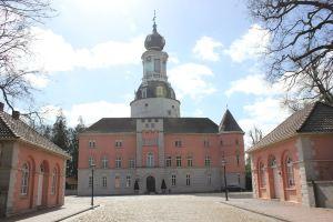 Cozy apartment centrally located with separate entrance and parking., Jever