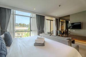 1412 Wyndham Gardens Elegant Pool Condo Apartments, Naithon