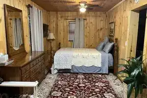 Cabin style near MSU, sparrow, and freeway Hotel, Lansing