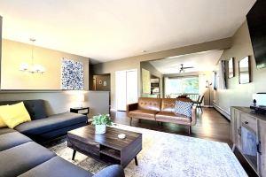 Cozy 3-Bedroom 1 Mile to Downtown & Michigan Stadium w/ Free Parking, Ann Arbor