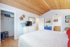 Updated house with patio, great location near beach, dog-friendly, Seaside