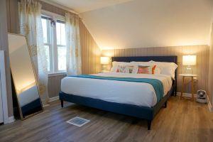 Vibrant Getaway! 2 Baths + Walk in Shower, Great Amenities & Value Hotel, Cedar Rapids