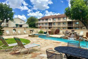 Charming Oasis with Pool and Antique Charm - Cozy Retreat Apartments, New Braunfels