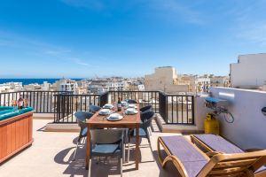 Seashells Seaview Penthouse with Hottub, St. Pauls Bay