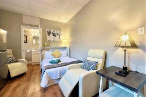 Midtown Studio w/ Bath & Kitchen- Walk To Restaurants & Nightlife!