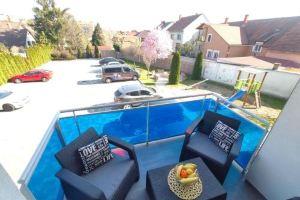 Holiday Apartman, Sarvar