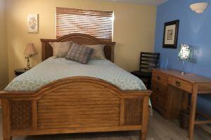 Cozy bungalow in charming Bay Point subdivision 2 minutes to beach. Cottage, Venice