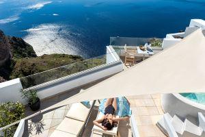 Adamant Suites, Fira