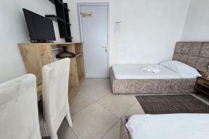 2- Twin room with city view, Tirana