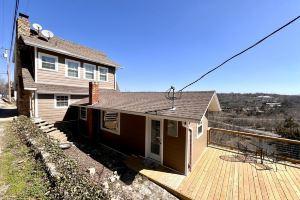 "House on the Rock" Romantic Cottage Getaway w/ Hot Tub and Fireplace!!, Branson