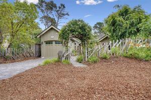 La Vita Dolce – Romantic-by-The-Sea Cottage Near Beach & Ocean Ave, Carmel