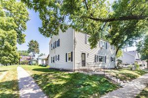 Stylish & Comfy Downtown Retreat: Queen Bed + Sofa Bed - Laundry - Free Parking! Hotel, Lincoln