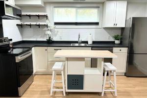 Parkside Pad in's North End. Steps to the brewery district & the lake. Hotel, Kelowna