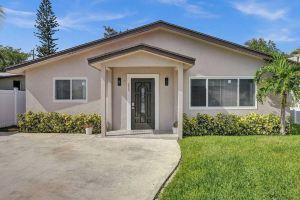 Modern 3 Bedroom House with Fenced Backyard, Near the Beach, Boca Raton