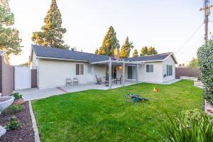 $@ Marbella Lane - Charming 4BR Bungalo for Relaxing Retreat Cottage, Anaheim