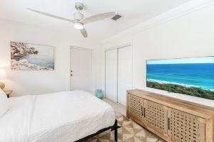 Beachside 2BR/2BA - Pool, Balcony, Parking - Steps to the beach Apartments, Boca Raton