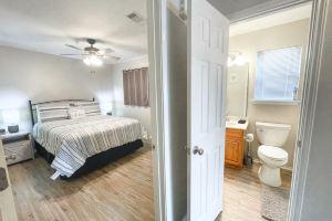 Waterfront Condo with Pools and Hot Tubs - Elegant Family Retreat Apartments, New Braunfels