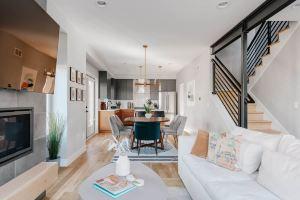 Rooftop Deck and Private Side Yard Retreat - Luxe Modern Oasis Hotel, Denver