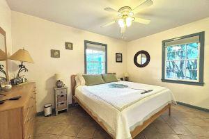 Coastal Cottage 227 - Walk to Beach, King Bed, Cocoa Beach
