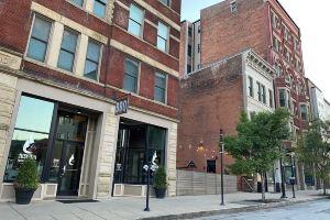 King-Sized Condo - Great Location - Steps to Cafes & Restaurants Apartments, Cincinnati