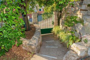 Romantic Apartment with Big Garden and Grill, Postira