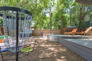 Harp Haven: Silos, Pool, Hot Tub, Fire Pit, King Beds & More Hotel, Waco