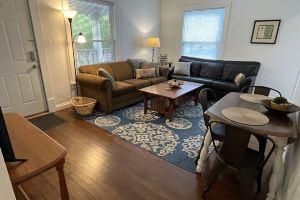 Cottage Grove apt 1 private covered porch, Des Moines