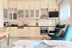 Little Central Apartment-1min walk from everywhere, Chania Town