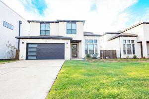 Spacious and cozy 4-bedroom house with WiFi and AC in phenomenal Dallas, Irving