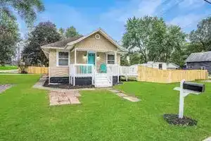 City Slicker | 2BR 1 BA Home I Fire Pit Apartments, Lansing