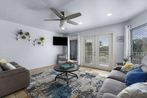 River Condo Near Gruene • Balcony • Hot Tubs Apartments, New Braunfels