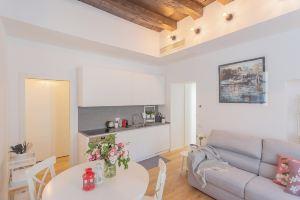 Independence Apartment with Balcony by Rent All, Como