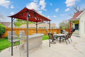 The Royal Palace/pool/Jacuzzi/Theater/Pool table/ Fire pit. Hotel, Des Moines
