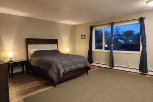 spacious updated 2 BR apartment, minutes from the airport, Anchorage