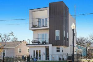 Play & Relax - Hoop, Mini Golf & Cozy Fire Pit Hotel, Arlington