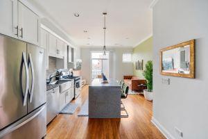 Private Balcony, Gym and Garage Parking - Stunning Chic Retreat Hotel, Chicago