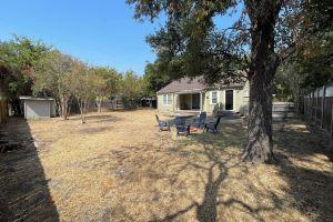 Charming, cozy cottage located 1/2 mile, or 3 min. walk to Kyle Field., College Station