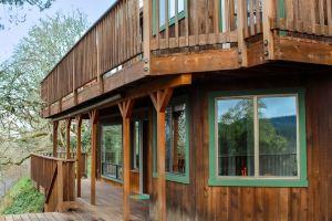 Cozy & Quiet 2 bdrm private Treehouse getaway with Amazing Views minutes from UO, Eugene