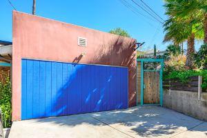 Cozy Living Space and Scenic Deck Views - Beautiful Scenic Retreat Hotel, Glendale