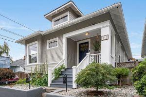 Cozy Craftsman with Modern Amenities - Charming Vintage Oasis Apartments, Seattle
