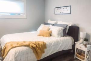 Easy Access Full Duplex - Sleeps 12 Hotel, Lethbridge