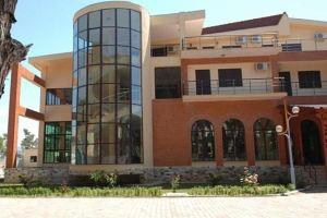 Kolaveri Resort, Golem