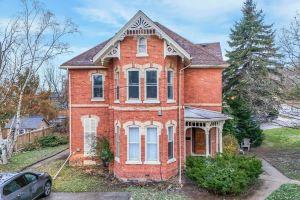 Beautiful Lakeside Heritage Home inBright and Spacious Stay Apartments, Barrie