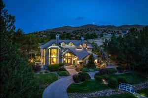 New Listing! Luxurious Custom Home, with Outdoor Entertainment Area,and Hot Tub! Apartments, Reno