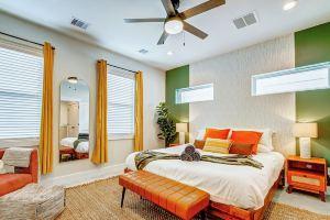 NEW Executive Mid Century Modern Home Centrally located 10 MIN to Downtown Apartments, Houston
