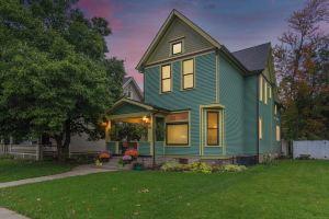 Historic Urban Retreat Fit for a KING! Hotel, Fort Wayne