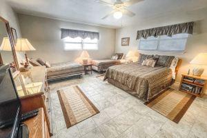 Stunning Balcony and River Views - Elegant Condo Retreat Apartments, New Braunfels